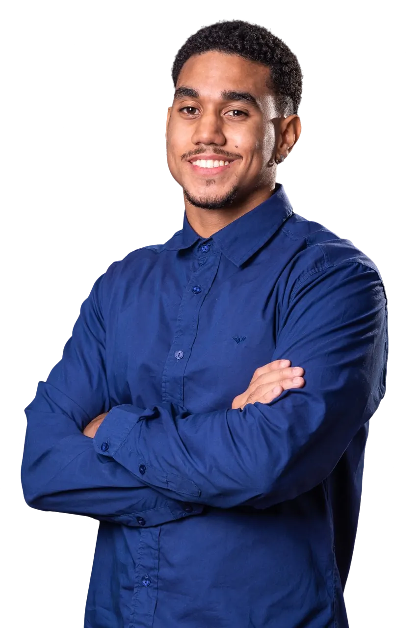 Victor Camargo sorrindo, de braços cruzados